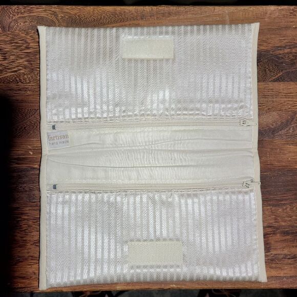 L'artisan du Liban Handmade Cosmetic Bag 8.5" x 5" Cream Colored and Silky - Picture 4 of 6